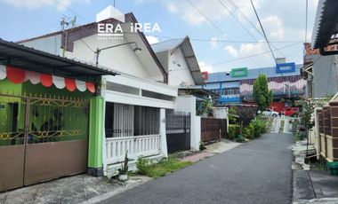 RUMAH DIJUAL DI SOLO DEKAT STASIUN SOLO BALAPAN, TERMINAL TIRTONADI DAN PASAR NUSUKAN