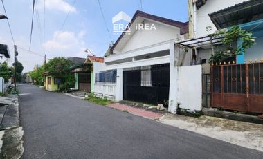 RUMAH DIJUAL DI SOLO DEKAT STASIUN SOLO BALAPAN, TERMINAL TIRTONADI DAN PASAR NUSUKAN