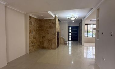 Alquilo casa de 3 dormitorios en Matices, Avenida León Febres Cordero