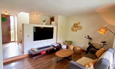 VENTA ESPECTACULAR CASA MEDITERRÁNEA EN CONDOMINIO | CHAMISERO | 4D + SERVICIO + QUINCHO + PISCINA | A PASOS ALIANZA FRANCESA | UF 10.300