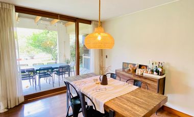 VENTA ESPECTACULAR CASA MEDITERRÁNEA EN CONDOMINIO | CHAMISERO | 4D + SERVICIO + QUINCHO + PISCINA | A PASOS ALIANZA FRANCESA | UF 10.300