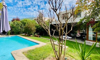 VENTA ESPECTACULAR CASA MEDITERRÁNEA EN CONDOMINIO | CHAMISERO | 4D + SERVICIO + QUINCHO + PISCINA | A PASOS ALIANZA FRANCESA | UF 10.300