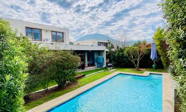 VENTA ESPECTACULAR CASA MEDITERRÁNEA EN CONDOMINIO | CHAMISERO | 4D + SERVICIO + QUINCHO + PISCINA | A PASOS ALIANZA FRANCESA | UF 10.300