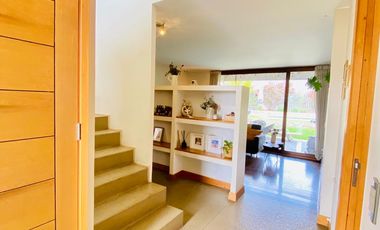 VENTA ESPECTACULAR CASA MEDITERRÁNEA EN CONDOMINIO | CHAMISERO | 4D + SERVICIO + QUINCHO + PISCINA | A PASOS ALIANZA FRANCESA | UF 10.300