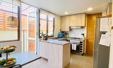 VENTA ESPECTACULAR CASA MEDITERRÁNEA EN CONDOMINIO | CHAMISERO | 4D + SERVICIO + QUINCHO + PISCINA | A PASOS ALIANZA FRANCESA | UF 10.300