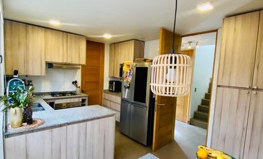 VENTA ESPECTACULAR CASA MEDITERRÁNEA EN CONDOMINIO | CHAMISERO | 4D + SERVICIO + QUINCHO + PISCINA | A PASOS ALIANZA FRANCESA | UF 10.300