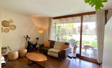 VENTA ESPECTACULAR CASA MEDITERRÁNEA EN CONDOMINIO | CHAMISERO | 4D + SERVICIO + QUINCHO + PISCINA | A PASOS ALIANZA FRANCESA | UF 10.300