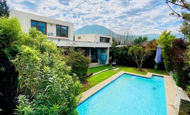 VENTA ESPECTACULAR CASA MEDITERRÁNEA EN CONDOMINIO | CHAMISERO | 4D + SERVICIO + QUINCHO + PISCINA | A PASOS ALIANZA FRANCESA | UF 10.300