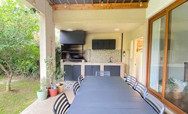 VENTA ESPECTACULAR CASA MEDITERRÁNEA EN CONDOMINIO | CHAMISERO | 4D + SERVICIO + QUINCHO + PISCINA | A PASOS ALIANZA FRANCESA | UF 10.300