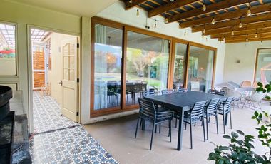 VENTA ESPECTACULAR CASA MEDITERRÁNEA EN CONDOMINIO | CHAMISERO | 4D + SERVICIO + QUINCHO + PISCINA | A PASOS ALIANZA FRANCESA | UF 10.300