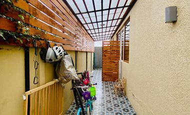 VENTA ESPECTACULAR CASA MEDITERRÁNEA EN CONDOMINIO | CHAMISERO | 4D + SERVICIO + QUINCHO + PISCINA | A PASOS ALIANZA FRANCESA | UF 10.300