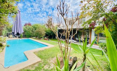 VENTA ESPECTACULAR CASA MEDITERRÁNEA EN CONDOMINIO | CHAMISERO | 4D + SERVICIO + QUINCHO + PISCINA | A PASOS ALIANZA FRANCESA | UF 10.300