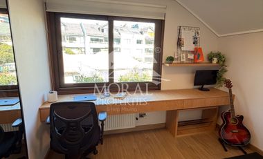 Arriendo Amplia y Remodelada Casa en Las Condes, Dentro de Pasaje Cerrado por Porton 4 Dormitorios Grandes 3 Baños y uno de Visitas 3 Estacionamientos