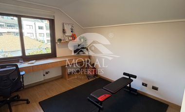 Arriendo Amplia y Remodelada Casa en Las Condes, Dentro de Pasaje Cerrado por Porton 4 Dormitorios Grandes 3 Baños y uno de Visitas 3 Estacionamientos