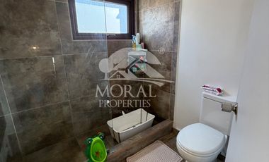 Arriendo Amplia y Remodelada Casa en Las Condes, Dentro de Pasaje Cerrado por Porton 4 Dormitorios Grandes 3 Baños y uno de Visitas 3 Estacionamientos