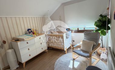 Arriendo Amplia y Remodelada Casa en Las Condes, Dentro de Pasaje Cerrado por Porton 4 Dormitorios Grandes 3 Baños y uno de Visitas 3 Estacionamientos