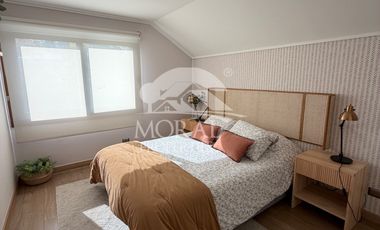 Arriendo Amplia y Remodelada Casa en Las Condes, Dentro de Pasaje Cerrado por Porton 4 Dormitorios Grandes 3 Baños y uno de Visitas 3 Estacionamientos