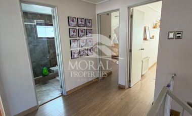 Arriendo Amplia y Remodelada Casa en Las Condes, Dentro de Pasaje Cerrado por Porton 4 Dormitorios Grandes 3 Baños y uno de Visitas 3 Estacionamientos