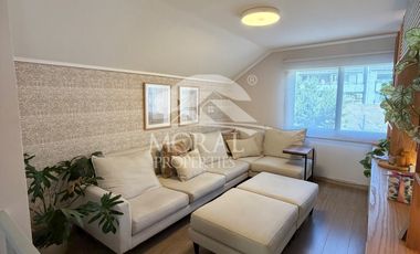 Arriendo Amplia y Remodelada Casa en Las Condes, Dentro de Pasaje Cerrado por Porton 4 Dormitorios Grandes 3 Baños y uno de Visitas 3 Estacionamientos