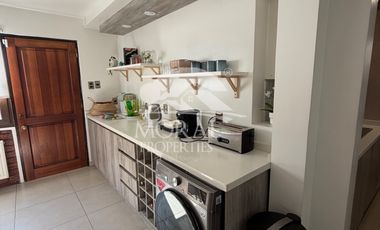 Arriendo Amplia y Remodelada Casa en Las Condes, Dentro de Pasaje Cerrado por Porton 4 Dormitorios Grandes 3 Baños y uno de Visitas 3 Estacionamientos