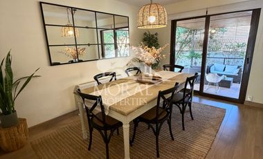 Arriendo Amplia y Remodelada Casa en Las Condes, Dentro de Pasaje Cerrado por Porton 4 Dormitorios Grandes 3 Baños y uno de Visitas 3 Estacionamientos
