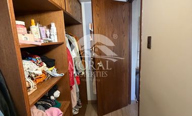 Arriendo Amplia y Remodelada Casa en Las Condes, Dentro de Pasaje Cerrado por Porton 4 Dormitorios Grandes 3 Baños y uno de Visitas 3 Estacionamientos