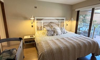 Arriendo Amplia y Remodelada Casa en Las Condes, Dentro de Pasaje Cerrado por Porton 4 Dormitorios Grandes 3 Baños y uno de Visitas 3 Estacionamientos