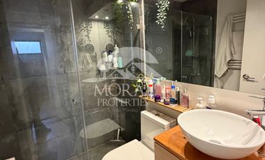 Arriendo Amplia y Remodelada Casa en Las Condes, Dentro de Pasaje Cerrado por Porton 4 Dormitorios Grandes 3 Baños y uno de Visitas 3 Estacionamientos