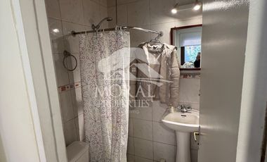 Arriendo Amplia y Remodelada Casa en Las Condes, Dentro de Pasaje Cerrado por Porton 4 Dormitorios Grandes 3 Baños y uno de Visitas 3 Estacionamientos