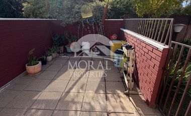 Arriendo Amplia y Remodelada Casa en Las Condes, Dentro de Pasaje Cerrado por Porton 4 Dormitorios Grandes 3 Baños y uno de Visitas 3 Estacionamientos