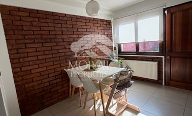 Arriendo Amplia y Remodelada Casa en Las Condes, Dentro de Pasaje Cerrado por Porton 4 Dormitorios Grandes 3 Baños y uno de Visitas 3 Estacionamientos