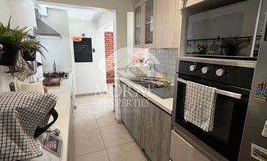 Arriendo Amplia y Remodelada Casa en Las Condes, Dentro de Pasaje Cerrado por Porton 4 Dormitorios Grandes 3 Baños y uno de Visitas 3 Estacionamientos