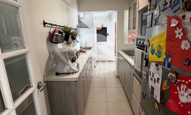 Arriendo Amplia y Remodelada Casa en Las Condes, Dentro de Pasaje Cerrado por Porton 4 Dormitorios Grandes 3 Baños y uno de Visitas 3 Estacionamientos