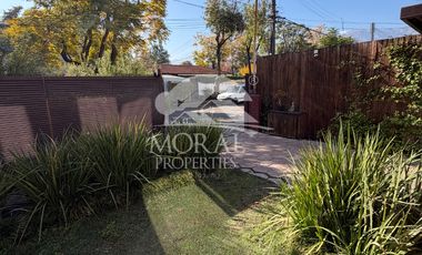Arriendo Amplia y Remodelada Casa en Las Condes, Dentro de Pasaje Cerrado por Porton 4 Dormitorios Grandes 3 Baños y uno de Visitas 3 Estacionamientos