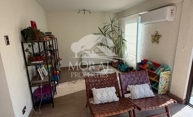 Arriendo Amplia y Remodelada Casa en Las Condes, Dentro de Pasaje Cerrado por Porton 4 Dormitorios Grandes 3 Baños y uno de Visitas 3 Estacionamientos