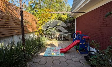 Arriendo Amplia y Remodelada Casa en Las Condes, Dentro de Pasaje Cerrado por Porton 4 Dormitorios Grandes 3 Baños y uno de Visitas 3 Estacionamientos