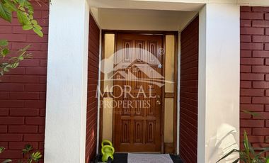 Arriendo Amplia y Remodelada Casa en Las Condes, Dentro de Pasaje Cerrado por Porton 4 Dormitorios Grandes 3 Baños y uno de Visitas 3 Estacionamientos