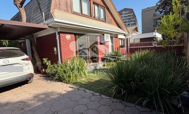 Arriendo Amplia y Remodelada Casa en Las Condes, Dentro de Pasaje Cerrado por Porton 4 Dormitorios Grandes 3 Baños y uno de Visitas 3 Estacionamientos