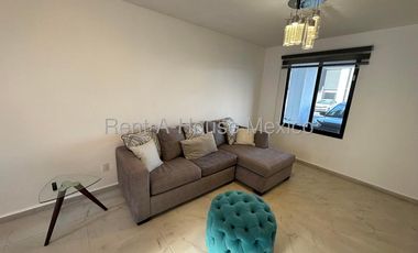 Casa en Renta en El Refugio, Amueblada 125m2 | 3 recamaras, 2.5 baños, 2 estac. | Alberca, Jardín