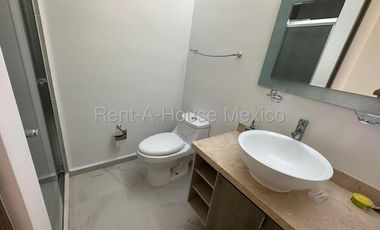 Casa en Renta en El Refugio, Amueblada 125m2 | 3 recamaras, 2.5 baños, 2 estac. | Alberca, Jardín