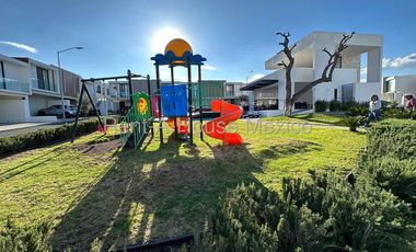 Casa en Renta en El Refugio, Amueblada 125m2 | 3 recamaras, 2.5 baños, 2 estac. | Alberca, Jardín