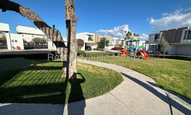Casa en Renta en El Refugio, Amueblada 125m2 | 3 recamaras, 2.5 baños, 2 estac. | Alberca, Jardín