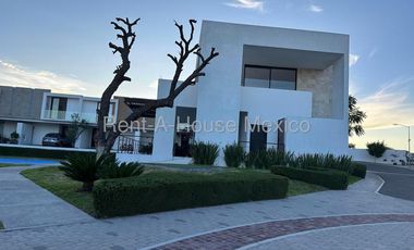 Casa en Renta en El Refugio, Amueblada 125m2 | 3 recamaras, 2.5 baños, 2 estac. | Alberca, Jardín