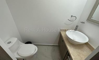 Casa en Renta en El Refugio, Amueblada 125m2 | 3 recamaras, 2.5 baños, 2 estac. | Alberca, Jardín