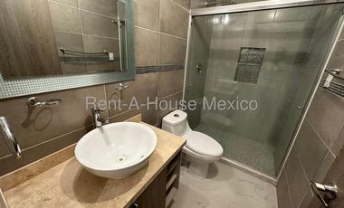 Casa en Renta en El Refugio, Amueblada 125m2 | 3 recamaras, 2.5 baños, 2 estac. | Alberca, Jardín