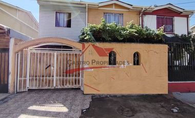 Casa Dos Pisos Ampliada con 6 Dormitorios, 1 Baño, Villa Los Adobes IV, Comuna de Quilicura.