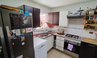Hermosa Casa de Tres Pisos con 6 Dormitorios, 4 Baños, Valle Lo Campino, Comuna de Quilicura.