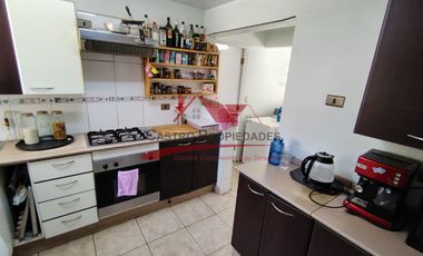 Hermosa Casa de Tres Pisos con 6 Dormitorios, 4 Baños, Valle Lo Campino, Comuna de Quilicura.