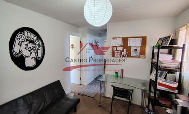 Hermosa Casa de Tres Pisos con 6 Dormitorios, 4 Baños, Valle Lo Campino, Comuna de Quilicura.