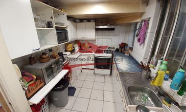 Casa de Esquina Aislada con 4 Dormitorios, 2 Baños, Villa Los Cantaros ll, Comuna de Quilicura.